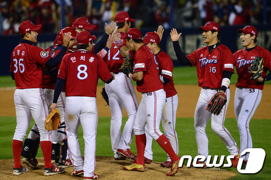 (서울=뉴스1) 임세영 기자 = 10일 오후 서울 잠실야구장에서 열린 2016 타이어뱅크 KBO리그 와일드카드 결정전 LG 트윈스와 KIA 타이거즈의 경기에서 9회말 KIA 타이거 …
