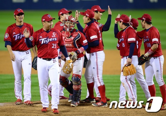 (서울=뉴스1) 박지혜 기자 = 10일 서울 잠실야구장에서 열린 2016 프로야구 KBO리그 포스트시즌 LG 트윈스와 KIA 타이거즈의 와일드카드 결정전 1차전에서 4-2로 승리를 …