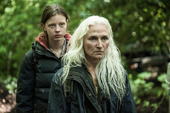 본문 이미지 - 미아 고스(왼쪽)과 샤이아 라보프가 결혼했다. ⓒ News1star / 영화 '서바이벌리스트' 스틸컷