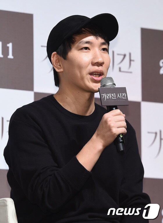 본문 이미지 - 엄태화 감독이 11일 오전 서울 압구정CGV에서 열린 영화 '가려진 시간'(감독 엄태화) 제작보고회에 참석해 인사를 전하고 있다. ⓒ News1star / 고아라 기자