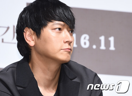 (서울=뉴스1스타) 고아라 기자 = 배우 강동원이 11일 오전 서울 압구정CGV에서 열린 영화 '가려진 시간'(감독 엄태화) 제작보고회에 참석해 모니터를 바라보고 있다.