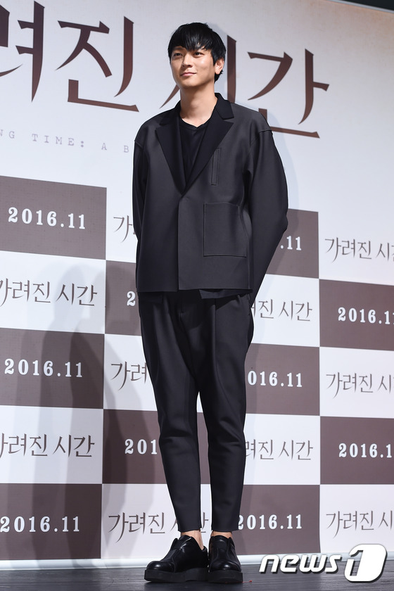 (서울=뉴스1스타) 고아라 기자 = 배우 강동원이 11일 오전 서울 압구정CGV에서 열린 영화 '가려진 시간'(감독 엄태화) 제작보고회에 참석해 멋진 비주얼을 발산하고 있다.