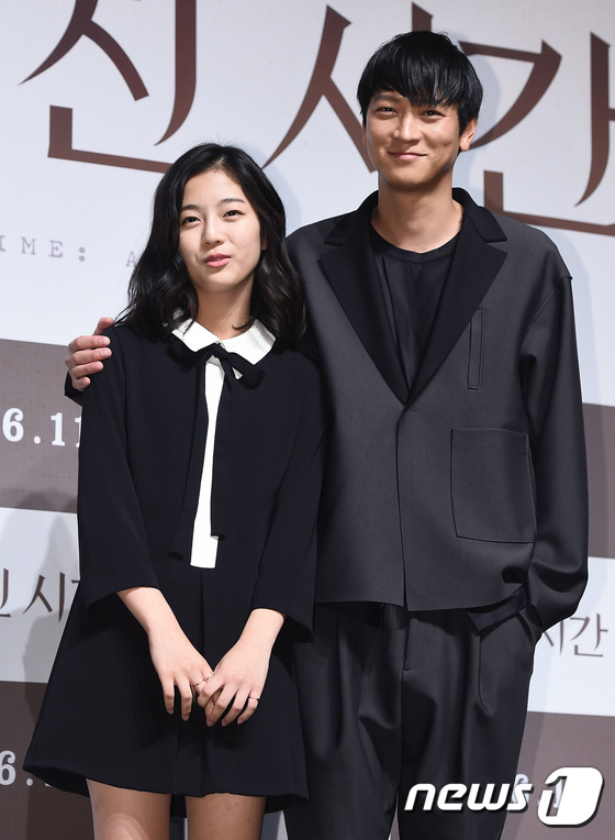 (서울=뉴스1스타) 고아라 기자 = 배우 신은수, 강동원(오른쪽)이 11일 오전 서울 압구정CGV에서 열린 영화 '가려진 시간'(감독 엄태화) 제작보고회에서 훈훈한 비주얼을 발산하 …