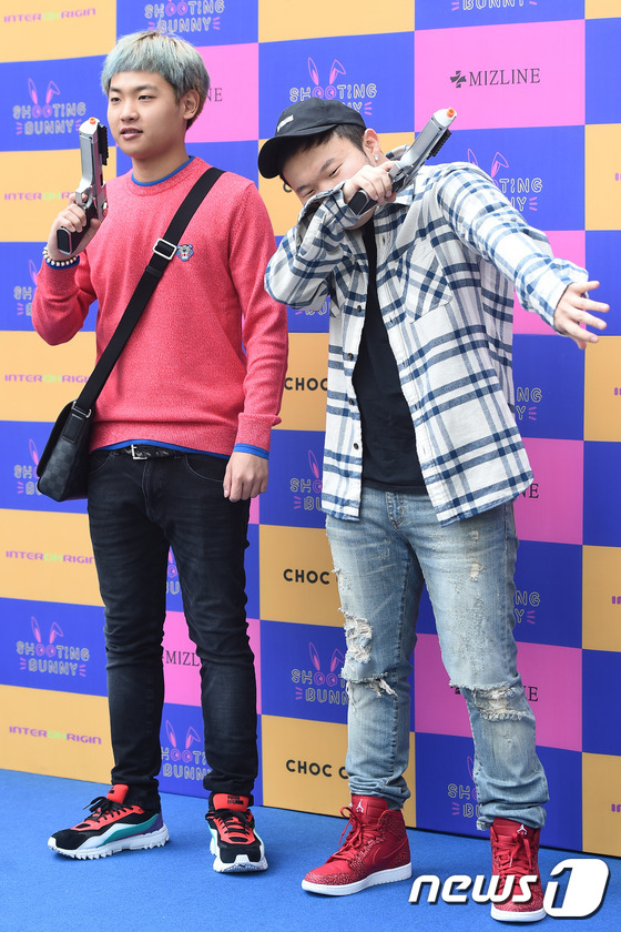 (서울=뉴스1스타) 고아라 기자 = 래퍼 슈퍼비, 면도(오른쪽)가 11일 오후 서울 여의도 롯데캐슬아이비에서 열린 리얼스크린사격장 슈팅버니 론칭 행사에 참석해 총을 들고 개성있는 …