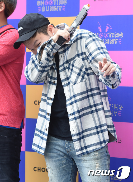 (서울=뉴스1스타) 고아라 기자 = 래퍼 면도가 11일 오후 서울 여의도 롯데캐슬아이비에서 열린 리얼스크린사격장 슈팅버니 론칭 행사에 참석해 던댄스 포즈로 매력을 발산하고 있다.
