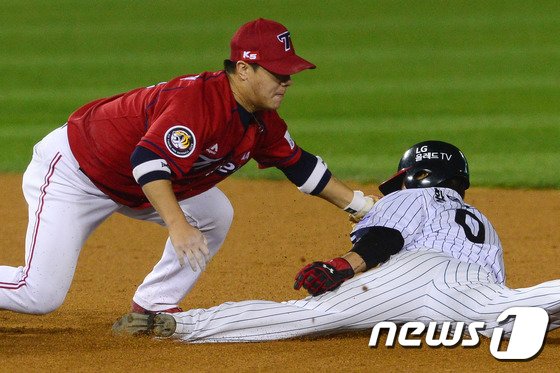 본문 이미지 - 11일 오후 서울 잠실야구장에서 열린 2016 타이어뱅크 KBO리그 와일드카드 결정전 2차전 LG 트윈스와 KIA 타이거즈의 경기에서 9회말 무사 1루 상황 1루주자 황목치승이 2루 도루에 성공하고 있다. 2016.10.11/뉴스1 ⓒ News1 임세영 기자