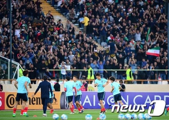 본문 이미지 - 아자디 스타디움의 이란 관중들 ⓒ News1 박정호 기자