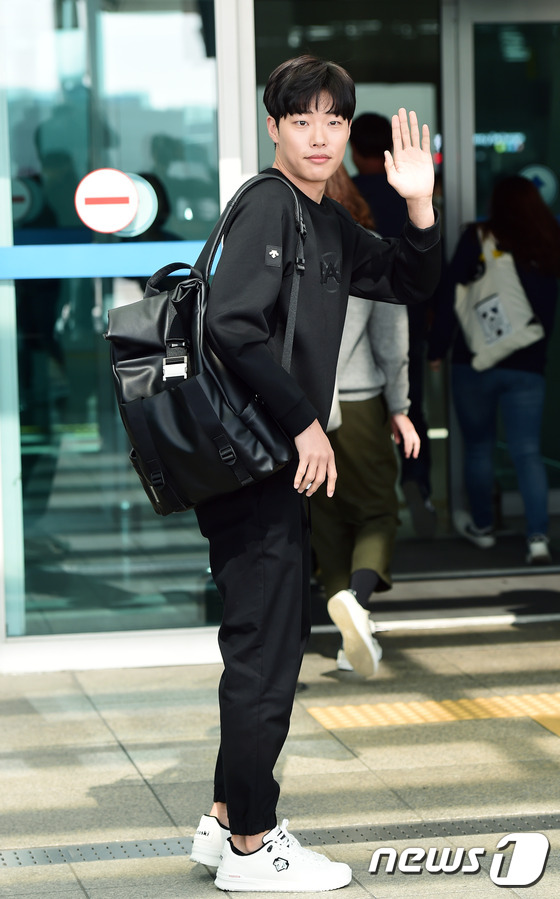 (인천공항=뉴스1스타) 권현진 기자 = 배우 류준열이 화보 촬영차 12일 오후 인천국제공항을 통해 영국 런던으로 출국하며 인사를 하고 있다.