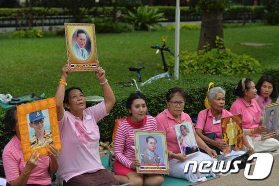 본문 이미지 - 태국 시민들이 국왕이 입원한 방콕 시리랏 병원 앞에 모여든 시민들. ⓒ AFP=뉴스1
