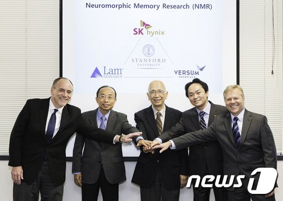 본문 이미지 - 사진 왼쪽부터 버슘 머티리얼즈 존 랭건(Dr. John Langan) CTO(Chief Technology Officer), 스탠퍼드 필립 웡 교수(Prof. Philip Wong), 스탠퍼드 요시오 니시 교수(Prof. Yoshio Nishi), SK하이닉스 FT(Frontier Technology) Lab 최용수 수석, 램 리서치 데이브 헴커(Dr. Dave Hemker) CTO. (SK하이닉스 제공) ⓒ News1