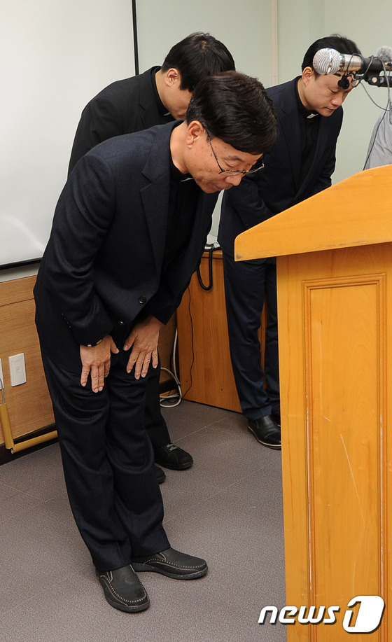 (대구=뉴스1) 이종현 기자 = 박강수 로무알도 대구시립희망원 원장이 13일 오전 대구 달성군에 위치한 희망원 내 아띠울에서 사과문 발표에 앞서 고개숙여 인사하고 있다.가톨릭 교회 …