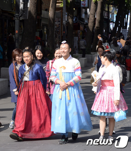(서울=뉴스1) 이동원 기자 = 13일 오전 서울 안국동에서 열린 ‘한복 크로스드레싱 퍼레이드’ 행사에서 참가자들이 자신의 성별을 떠나 원하는 성별의 한복 의상을 입고 자유와 권리 …