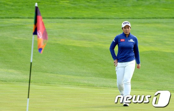 본문 이미지 - 13일 인천 중구 스카이72 골프 앤 리조트 오션코스에서 열린 미국여자프로골프(LPGA) 투어 '2016 KEB하나은행 챔피언십' 1라운드 1번홀에서 박세리가 그린위로 걸어가고 있다.2016.10.13/뉴스1 ⓒ News1 황기선 기자