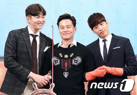 본문 이미지 - 배우 윤균상, 이서진, 에릭(왼쪽부터)이 13일 오후 서울 임피리얼팰리스호텔에서 열린 tvN ‘삼시세끼-어촌편3’ 제작발표회에 참석해 포즈를 취하고 있다. ⓒ News1star / 권현진 기자