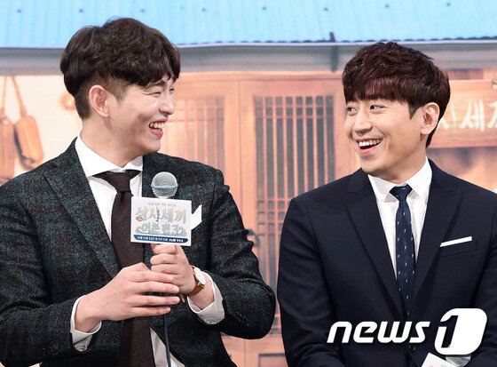 본문 이미지 - 배우 윤균상, 에릭(오른쪽)이 13일 오후 서울 임피리얼팰리스호텔에서 열린 tvN ‘삼시세끼-어촌편3’ 제작발표회에 참석해 환한 미소를 짓고 있다. ⓒ News1star / 권현진 기자