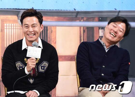 본문 이미지 - 배우 이서진, 나영석 PD(오른쪽)가 13일 오후 서울 임피리얼팰리스호텔에서 열린 tvN ‘삼시세끼-어촌편3’ 제작발표회에 참석해 환상의 케미를 선보이고 있다. ⓒ News1star / 권현진 기자