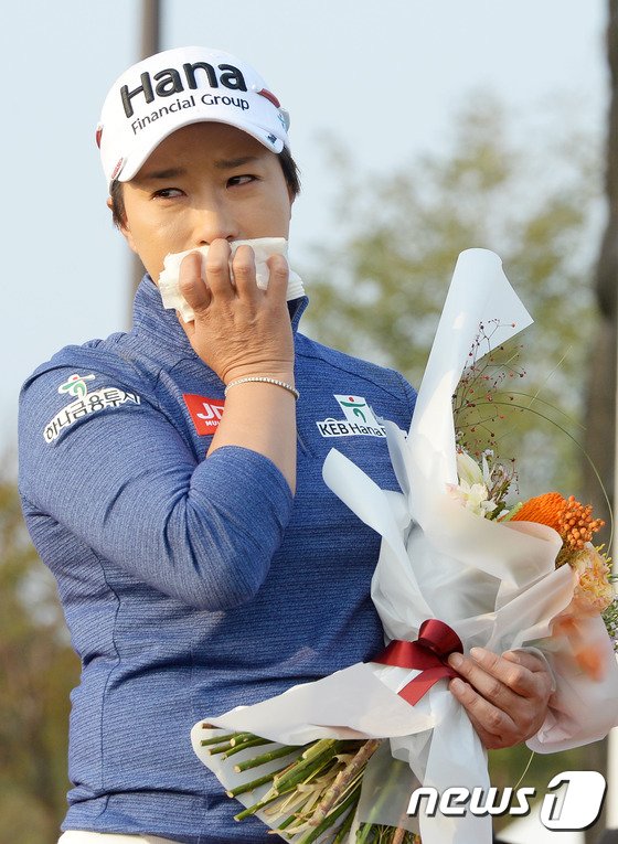 박세리&#40;39.하나금융그룹&#41;가 13일 오후 인천광역시 영종도 스카이72 오션코스에서 열린 &#39;LPGA KEB하나은행 챔피언십&#40;총상금 200만 달러, 한화 약 22억2,000만 원&#41;&#39; 1라운드 경기, 경기종료 후 열린 은퇴식에서 눈물을 흘리고 있다. 2016.10.13/뉴스1 ⓒ News1 황기선 기자