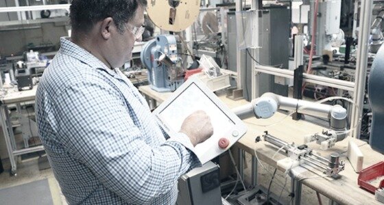 본문 이미지 - 전자제품 제조업체 Scott Fetzer Electronics Group(SFEG)에서 유니버설 로봇의 협업로봇을 활용해 일상 업무를 처리하는 모습(유니버설 로봇 홈페이지 캡처)ⓒ News1