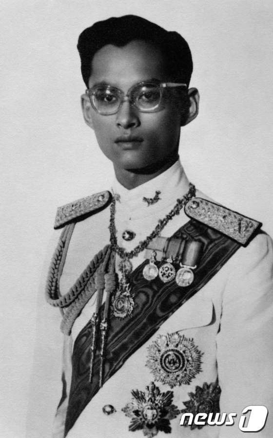 (서울=뉴스1) 윤지원 기자 = 70년간 태국을 통치해온 세계최장기 군주 푸미폰 아둔야뎃(88) 태국 국왕이 13일(현지시간) 서거했다.ⓒ AFP=뉴스1