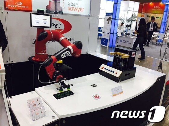 본문 이미지 - 경기도 일산 킨텍스에서 열린 '2016 로보월드'에서 전시된 미국 '리싱크 로보틱스'의 협업로봇 '소이어'의 모습ⓒ News1