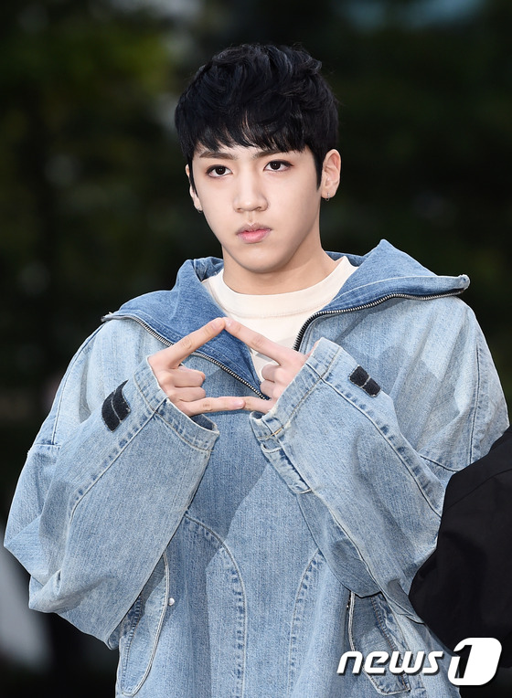 (서울=뉴스1스타) 고아라 기자 = 펜타곤 정우석이 14일 오전 서울 여의도 KBS 신관 공개홀에서 열린 KBS2 '뮤직뱅크'(뮤뱅) 리허설을 하기 위해 들어서 카리스마 눈빛을 발 …