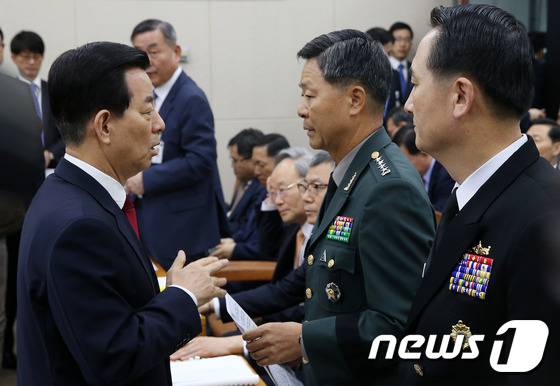 (서울=뉴스1) 손형주 기자 = 한민구 국방부 장관이 14일 오전 국회에서 열린 국방위원회의 국방부 등에 대한 종합감사에서 장준규 육군참모총장과 대화하고 있다. 오른쪽은 엄현성 해 …