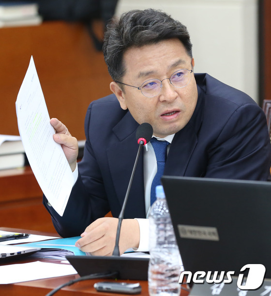 (서울=뉴스1) 손형주 기자 = 14일 국회에서 열린 국방위원회의 국방부 등에 대한 종합감사에서 이철희 더불어민주당 의원이 방송인 김제동 관련 의사진행발언을 하고 있다. 한민구 국 …