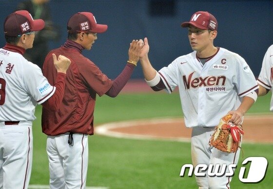 본문 이미지 - 넥센 시절 염경엽 감독(왼쪽)과 서건창..2016.10.14/뉴스1 ⓒ News1 오대일 기자