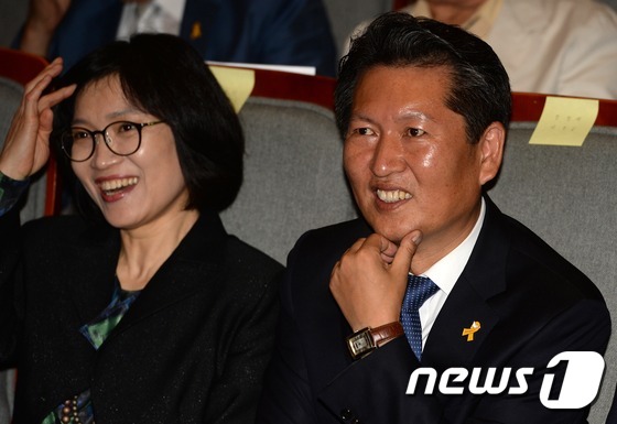 (서울=뉴스1) 오대일 기자 = 정청래 전 의원이 15일 서울 마포구청 대강당에서 열린 자신의 저서 '정청래의 국회의원 사용법' 출판기념회에서 아내 김인옥 씨와 함께 활짝 웃고 있 …