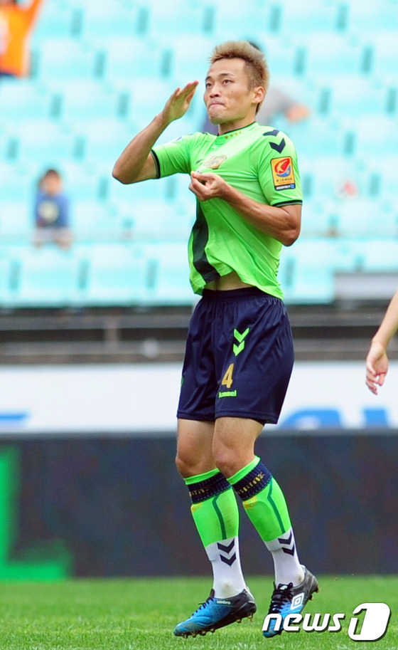 (전주=뉴스1) 문요한 기자 = 15일 오후 전북 전주시 월드컵경기장에서 열린 2016 프로축구 K리그 클래식 상위스플릿 전북 현대와 제주 유나이티의경기에서 전북 신형민이 팀의 두 …