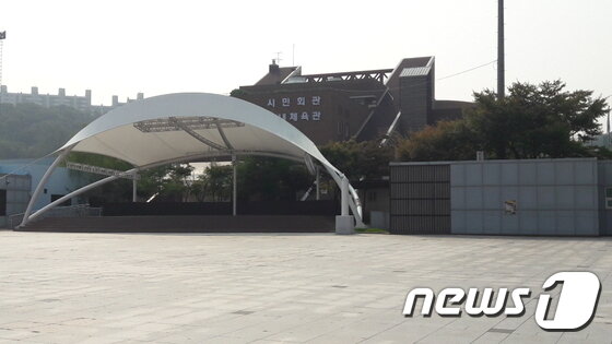 본문 이미지 - 개발을 앞두고 있는 김포시민회관과 사우광장 ⓒ News1