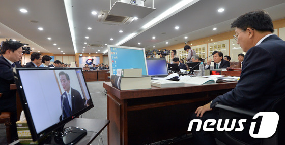 (서울=뉴스1) 김명섭 기자 = 17일 오전 정부과천청사 법무부에서 열린 국회 법제사법위원회 법무부 국정감사에서 권성동 위원장이 김현웅 법무부장관의 업무보고를 듣고 있다. 2016 …