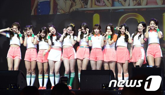 본문 이미지 - 아이오아이(I.O.I)가 17일 오전 서울 광진구 광장동 예스24 라이브홀에서 열린 두 번째 미니앨범 ‘미스 미(miss me?)' 쇼케이스에서 포즈를 취하고 있다. 왼쪽부터 김도연, 김세정, 최유정, 유연정, 주결경, 전소미, 김청하, 강미나, 김소혜, 정채연, 임나영. ⓒ News1star 권현진 기자