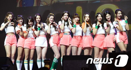 본문 이미지 - 아이오아이(I.O.I)가 17일 오전 서울 광진구 광장동 예스24 라이브홀에서 열린 두 번째 미니앨범 ‘미스 미(miss me?)\' 쇼케이스에서 포즈를 취하고 있다 ⓒ News1star/ 권현진 기자