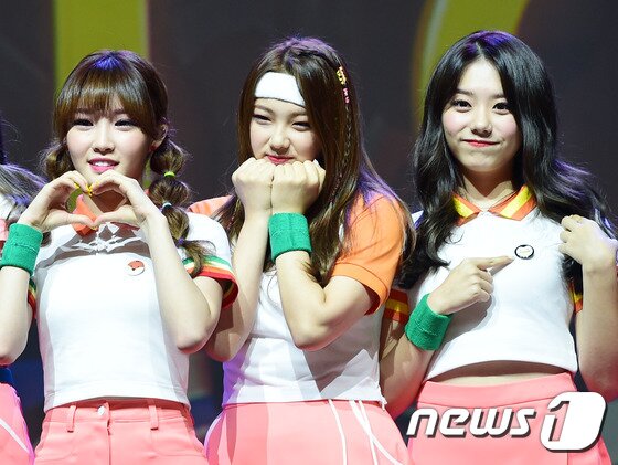 본문 이미지 - 아이오아이(I.O.I) 김청하, 강미나, 김소혜(왼쪽부터)가 17일 오전 서울 광진구 광장동 예스24 라이브홀에서 열린 두 번째 미니앨범 ‘미스 미(miss me?)' 쇼케이스에서 포즈를 취하고 있다. ⓒ News1star 권현진 기자