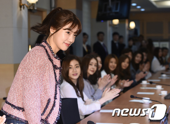 (서울=뉴스1스타) 고아라 기자 = 배우 조윤서가 17일 오전 서울 동국대학교 본관 로터스홀에서 열린 110주년 동문 연예인 홍보대사 위촉식에 참석해 인사를 전하고 있다.