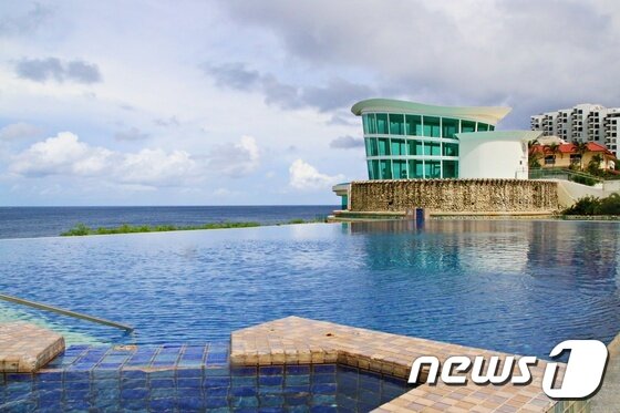 본문 이미지 - 쉐라톤 괌 인피니티 풀ⓒ News1 윤슬빈 기자
