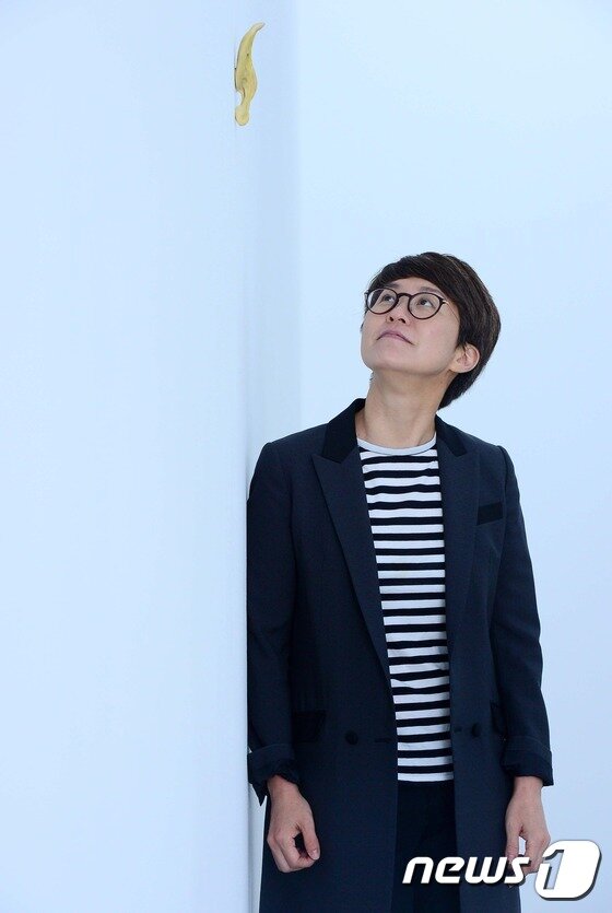 본문 이미지 - 김선정 아트선재센터 관장이 18일 오전 서울 종로구 소격동 아트선재센터에서 전시 작품을 살펴보고 있다. 2016.10.18/뉴스1 ⓒ News1 박정호 기자