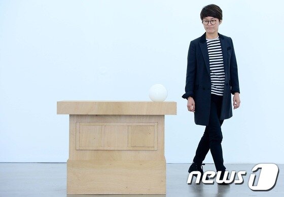 본문 이미지 - 김선정 아트선재센터 관장이 18일 오전 서울 종로구 소격동 아트선재센터에서 전시 작품을 살펴보고 있다. 2016.10.18/뉴스1 ⓒ News1 박정호 기자