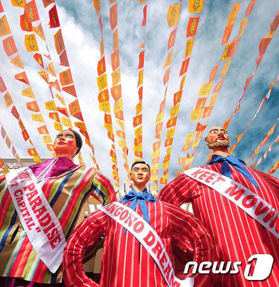 본문 이미지 - 3m가 넘는 종이로 만들어진 거인들의 행진을 볼 수 있다.(이미지제공=필리핀관광청)ⓒ News1