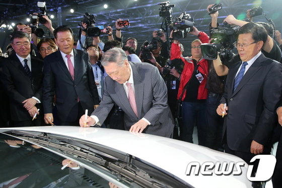 18일 중국 허베이성 창저우에서 열린 연간 30만대 규모의 &#39;현대차 창저우공장 준공식&#39;에서 정몽구 현대차그룹 회장이 창저우공장의 첫 번째 생산 모델인 전략 소형 신차 위에나&#40;신형 베르나&#41;에 기념 사인을 하고 있다. &#40;현대차 제공&#41; 2016.10.18/뉴스1 ⓒ News1 추연화 기자