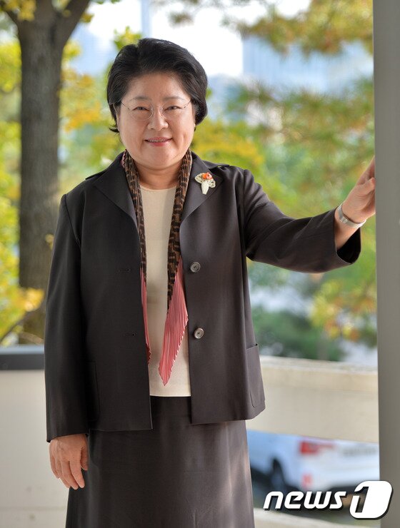 본문 이미지 - 이화익 이화익갤러리대표가 지난 18일 서울 종로구 송현동 이화익갤러리에서 뉴스1과 인터뷰를 갖고 사진취재에 포즈를 취하고 있다. 2016.10.18/뉴스1 ⓒ News1 김명섭 기자