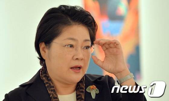 본문 이미지 - 이화익 이화익갤러리대표가 지난 18일 서울 종로구 송현동 이화익갤러리에서 뉴스1과 인터뷰를 하고 있다. 2016.10.18/뉴스1 ⓒ News1 김명섭 기자