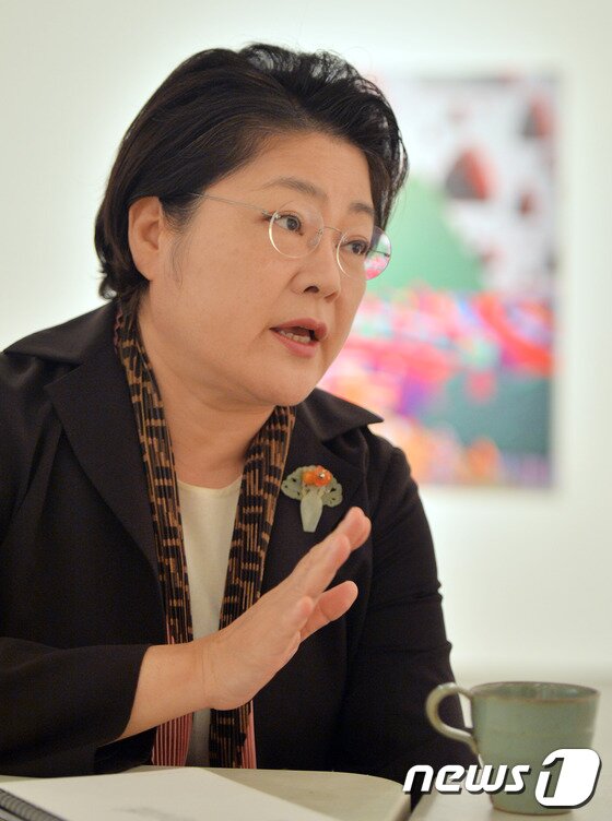본문 이미지 - 이화익 이화익갤러리대표가 지난 18일 서울 종로구 송현동 이화익갤러리에서 뉴스1과 인터뷰를 하고 있다. 2016.10.18/뉴스1 ⓒ News1 김명섭 기자