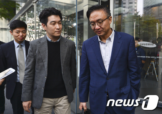 (서울=뉴스1) 신웅수 기자 = 김영기 삼성전자 무선네트워크사업부 사장이 19일 오전 서울 서초구 삼성전자 서초사옥에서 열린 삼성그룹 수요 사장단 협의회를 마친 후 건물을 나서고 …