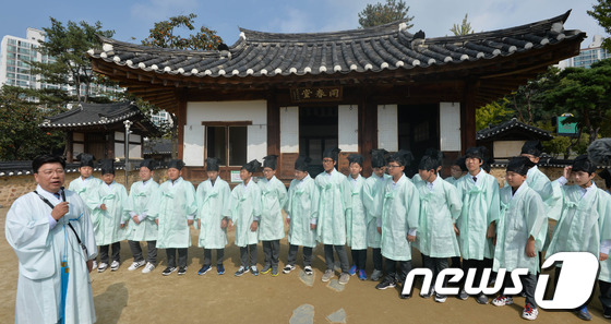 (대전ㆍ충남=뉴스1) 주기철 기자 = 권선택 대전시장이 19일 오전 대전 동구 동춘당에서 법동 중학교 1학년 학생들에게 동춘당 문화재에 대해 해설을 하고 있다. 이번 중학생 문화재 …