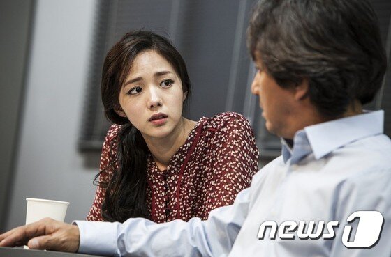 본문 이미지 - 연극 블랙버드 시연장면. 채수빈(왼쪽) 조재현 (사진=수현재)