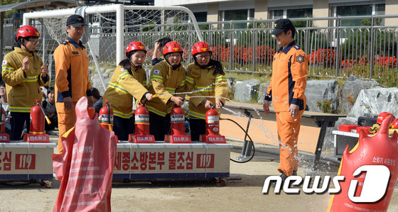 (세종=뉴스1) 장수영 기자 = 19일 세종시 한솔초등학교에서 열린 민방위 지진대피훈련에서 어린이들이 대피훈련을 마친 뒤 소화기 사용법을 배우고 있다. 2016.10.19/뉴스1