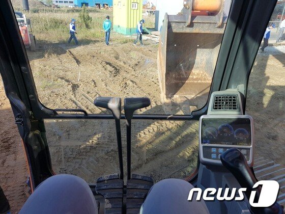 본문 이미지 - 기자가 탑승한 굴삭기 내부 ⓒ News1