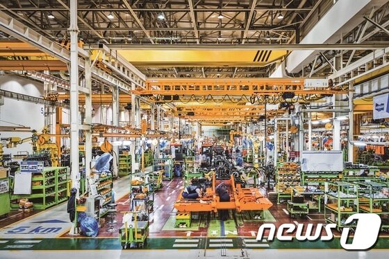 본문 이미지 - 두산인프라코어 군산공장 굴삭기 조립라인. ⓒ News1